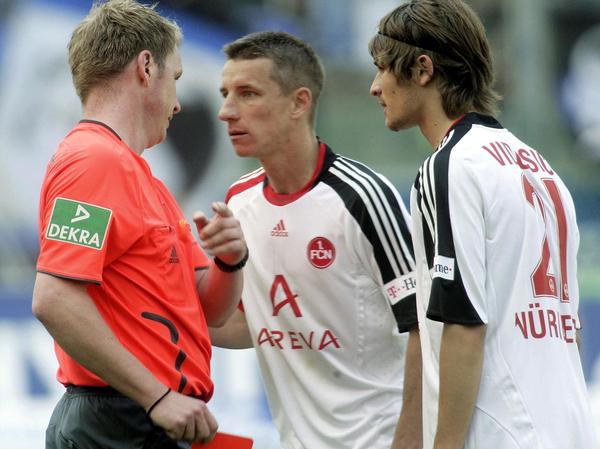 Unverständnis: Marek Mintal und Dario Vidosic (rechts) können nicht fassen, dass der Slowake in der Commerzbank-Arena eben die Rote Karte vorgehalten bekommen hat.