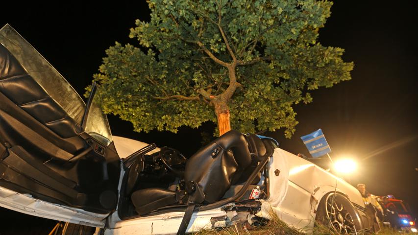 Gegen Baum geprallt: 16-Jährige stirbt noch an der Unfallstelle  