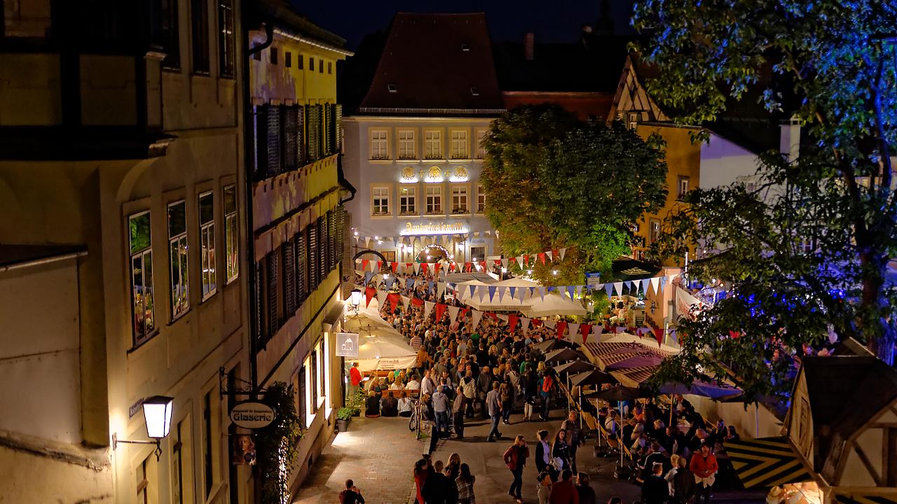 Wenn sich die Besucher der Sandkerwa am Abend auf Bambergs Straßen und Gassen tummeln, wird es romantisch. Umso größer ist die Freude, dass es das beliebte Volksfest wieder gibt.