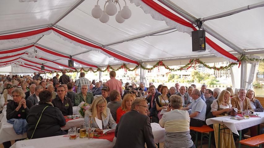 Gut gefüllt: Bei der feierlichen Eröffnung im Festzelt des Bürgervereins am Leintritt.