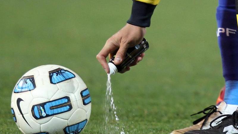 Das Freistoß-Spray feiert am Wochenende seine Premiere in den drei höchsten deutschen Fußballligen.