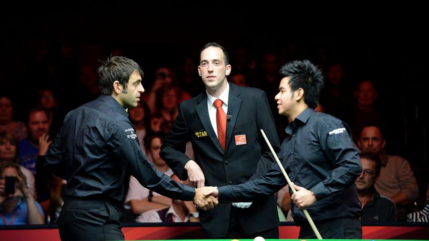 Vor Beginn der Partie gibt es einen fairen Handschlag zwischen Ronnie O'Sullivan (links) und Saengkhan.
