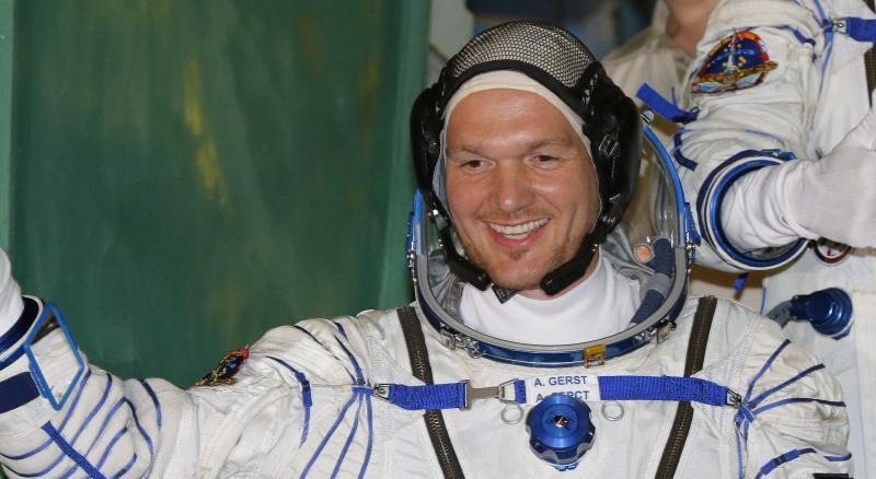 Astronaut Alexander Gerst überreicht in Berlin den Umweltschutzpreis an die Forchheimer Grundschüler.
