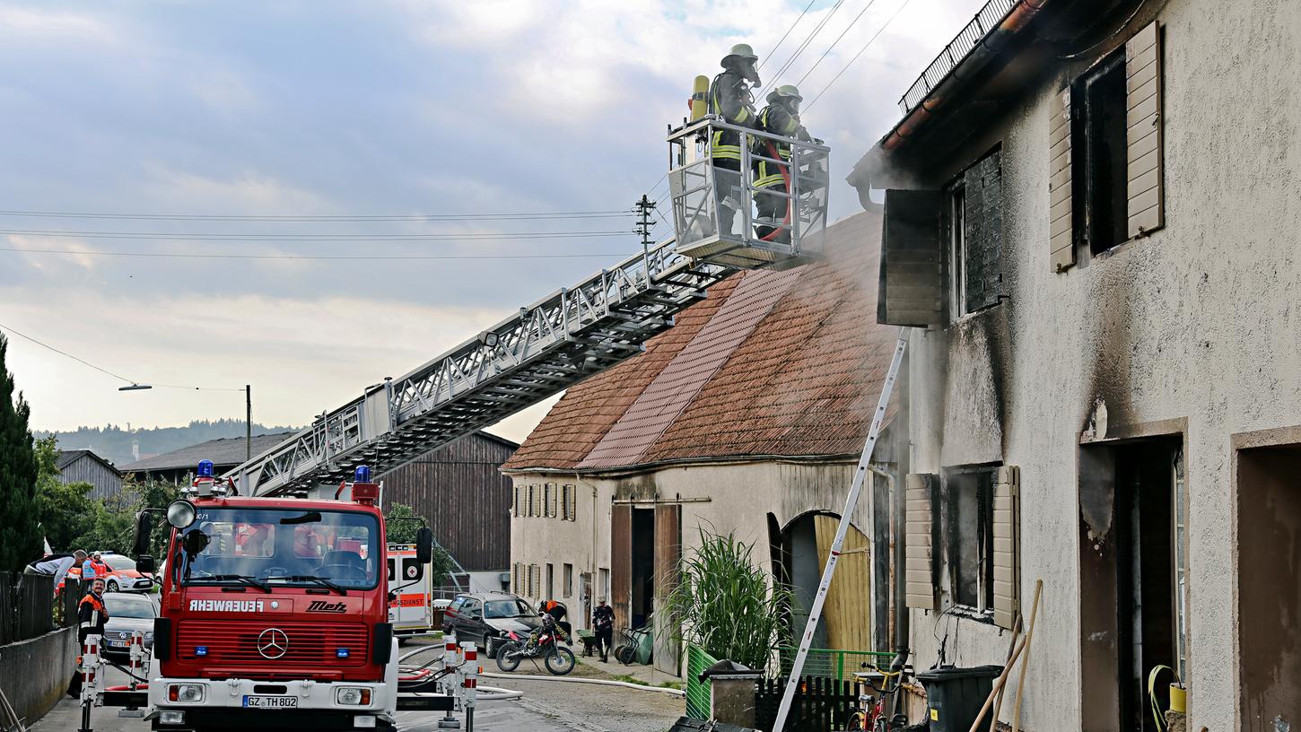 Das Gebäude brannte im Inneren komplett aus, ein Übergreifen des Feuers auf den Dachstuhl des Wohngebäudes und des ehemaligen landwirtschaftlichen Gebäudebereichs konnte jedoch verhindert werden.