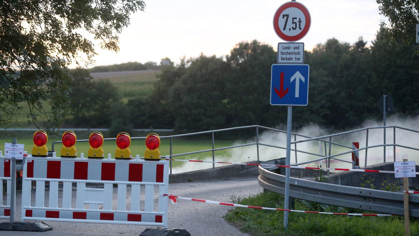 Noch immer wird unter der Eselsbrücke in Meschenbach gebuddelt. Die B4 bleibt auch am Freitag gesperrt.