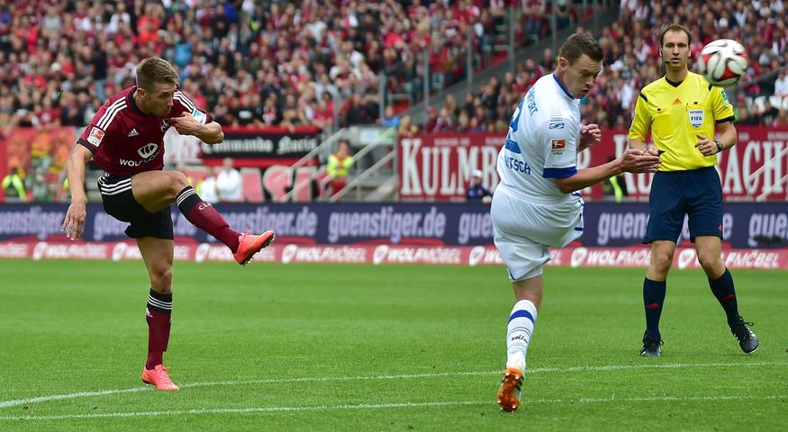 Gelungenes Debüt für Hanno Balitsch: Vorne gefährlich, hinten sicher. Auch Nürnbergs Jakub Sylvestr kommt nicht am Ex-Cluberer vorbei.