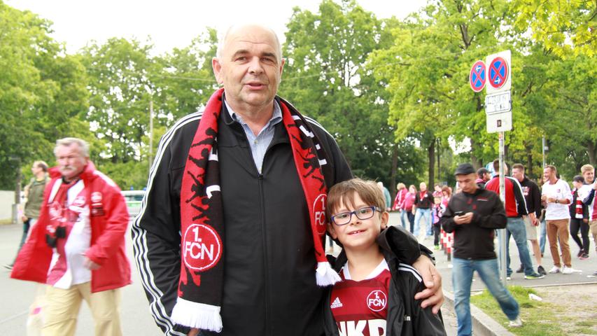 Der kleine Valentin hat von Jürgen zum Geburtstag die Karte für das Spiel gegen Frankfurt bekommen - es ist sein erstes Club-Spiel. Trotz der Niederlage war es ein schönes Erlebnis. "Aber ich hoffe, dass es besser wird", sagt er. "Aber wir glauben nicht so richtig dran", fügt Jürgen hinzu.