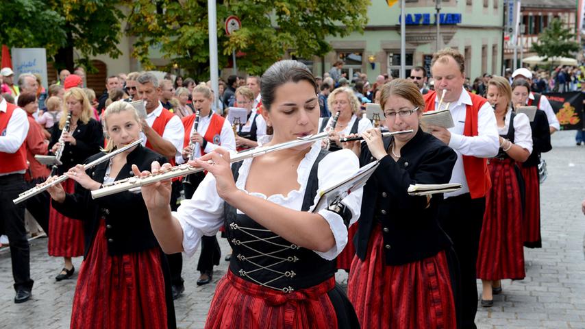 ... in Tracht, alles passt zum Kärwafestumzug.