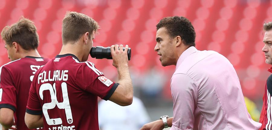 Seit 4. Juni 2014 lenkte Valerien Ismael die Geschicke beim Club. Der gebürtige Franzose, der als Spieler auf eine erfolgreiche Bundesliga-Karriere zurückblickt und überdies bei einem Asterix-Film den Synchronsprecher gab, besitzt auch die deutsche Staatsbürgerschaft. Über Trainerstationen bei den U23-Teams von Hannover und Wolfsburg kam der Ex-Profi zum 1. FC Nürnberg und sollte den Weg zurück ins Fußball-Oberhaus ebnen. Doch nach nur viereinhalb Monaten und einem Fehlstart in die 2. Bundesliga muss der 39-Jährige seinen Hut nehmen. Seit 4. Juni 2014 lenkte Valerien Ismael die Geschicke beim Club. Der gebürtige Franzose, der als Spieler auf eine erfolgreiche Bundesliga-Karriere zurückblickt und überdies bei einem Asterix-Film den Synchronsprecher gab, besitzt auch die deutsche Staatsbürgerschaft. Über Trainerstationen bei den U23-Teams von Hannover und Wolfsburg kam der Ex-Profi zum 1. FC Nürnberg und sollte den Weg zurück ins Fußball-Oberhaus ebnen. Doch nach nur viereinhalb Monaten und einem Fehlstart in die 2. Bundesliga muss der 39-Jährige seinen Hut nehmen.