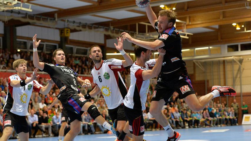 Am 23. August 2014 ist es soweit: Der HC Erlangen feiert seine Premiere in der 1. Handball-Bundesliga. Zum Auftakt kommt die TuS Nettelstedt-Lübbecke in die Hiersemannhalle nach Erlangen - und entführt beim 30:25 zwei Punkte.