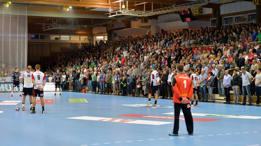 Vor dem Anpfiff gedenken die Beteiligten dem verstorbenen Erlanger Handball-Urgestein Günter Egelseer mit einer Schweigeminute.