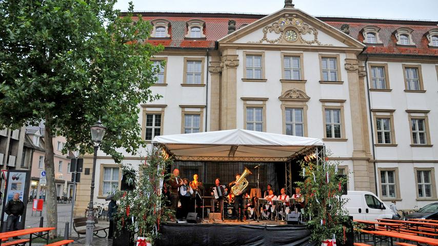 Doch tapfer spielten die fränkischen Straßenmusikanten weiter und...