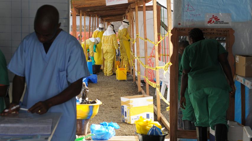 Wie am 23. August bekannt gegeben wird, hat sich erstmals ein Brite in Sierra Leone mit dem Ebola-Virus infiziert. Er wurde zunächst vor Ort medizinisch betreut und schließlich nach Großbritannien ausgeflogen.