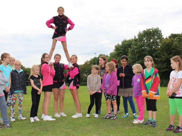 Beim Cheerleading wird mit eigenen Meisterschaften und Wettbewerben viel von den Mädchen abverlangt.