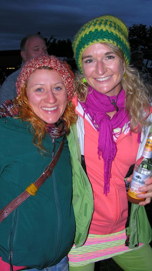 Die treuen Festivalgäste Diana (rechts) und Freundin Kerstin trotzten den kühlen Temperaturen mit feschen Wollmützen.