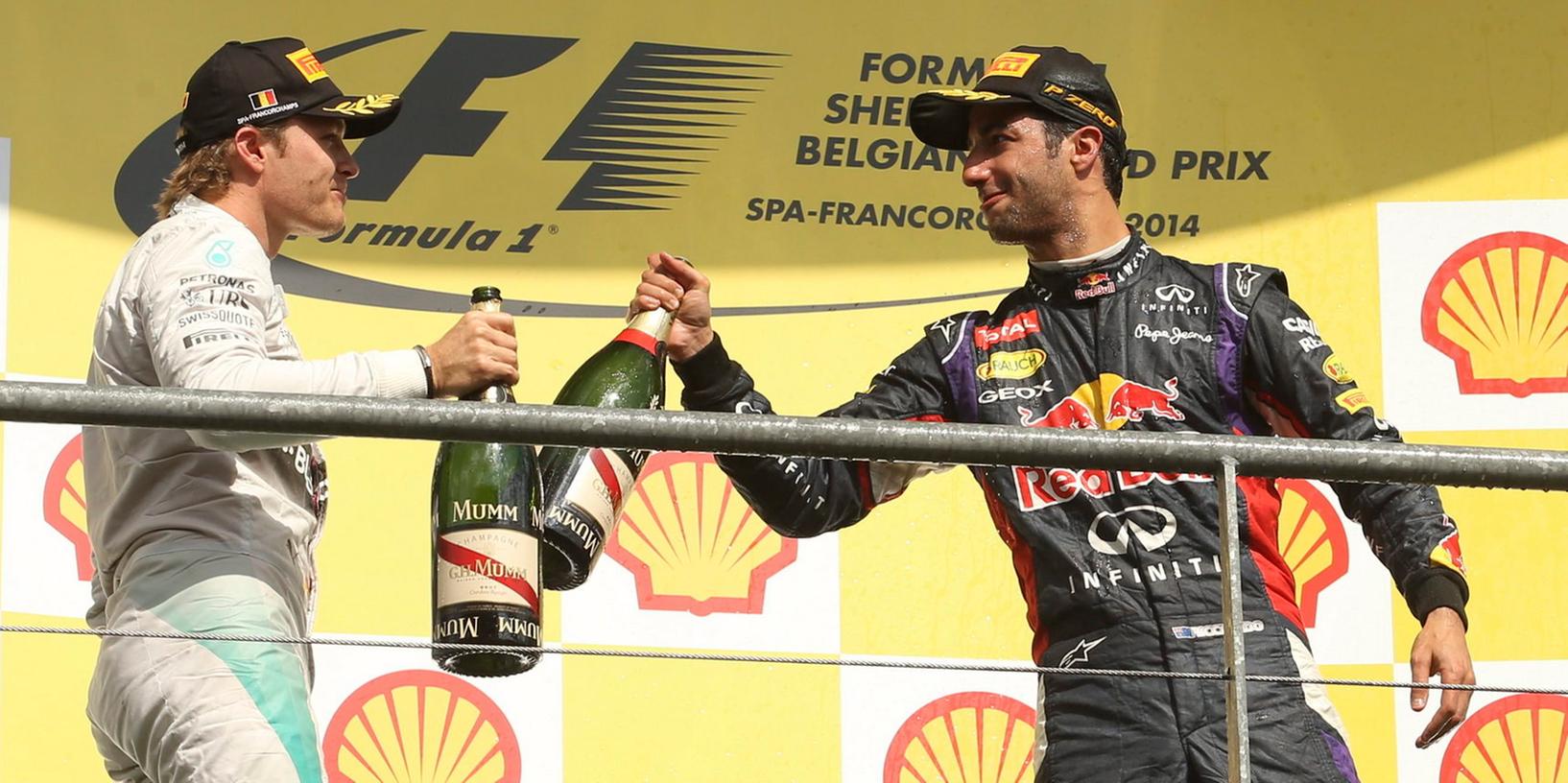 Daniel Ricciardo (rechts) feiert gemeinsam mit dem Zweitplatzierten Nico Rosberg seinen Sieg beim Großen Preis von Belgien.