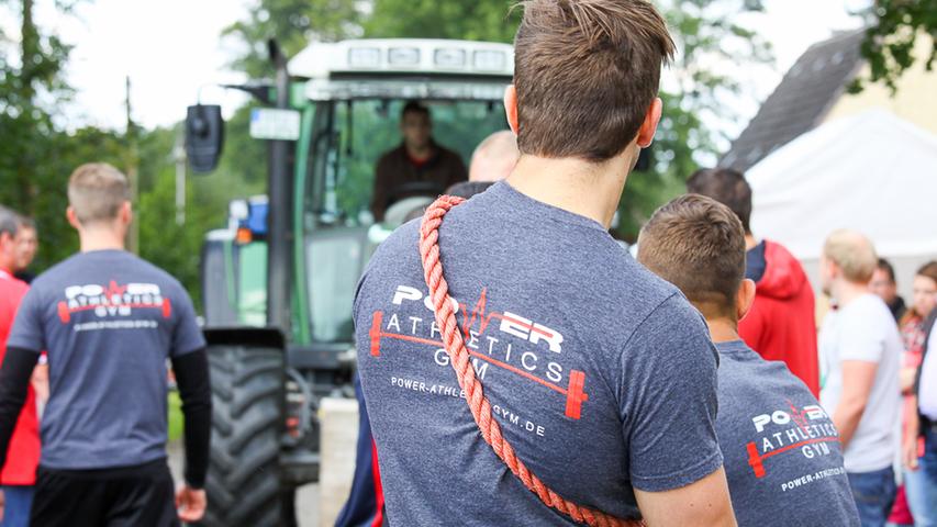 Wenn Männer einen Traktor abschleppen: Kräftemessen in Unterrödel