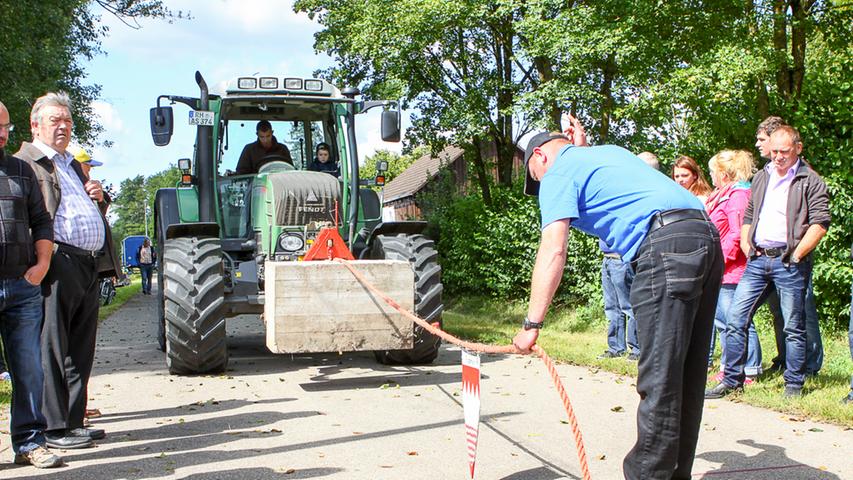 Wenn Männer einen Traktor abschleppen: Kräftemessen in Unterrödel