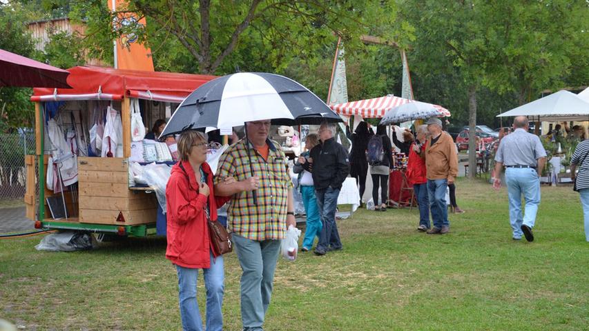 Sie trotzen dem Regen: Auch das schlechte Wetter konnte dem Erfolg des 4. Seenlandmarktes in Absberg keinen Abbruch tun.
