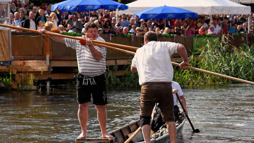 Zwei Boote, ein Sieger beim Bamberger Fischerstechen