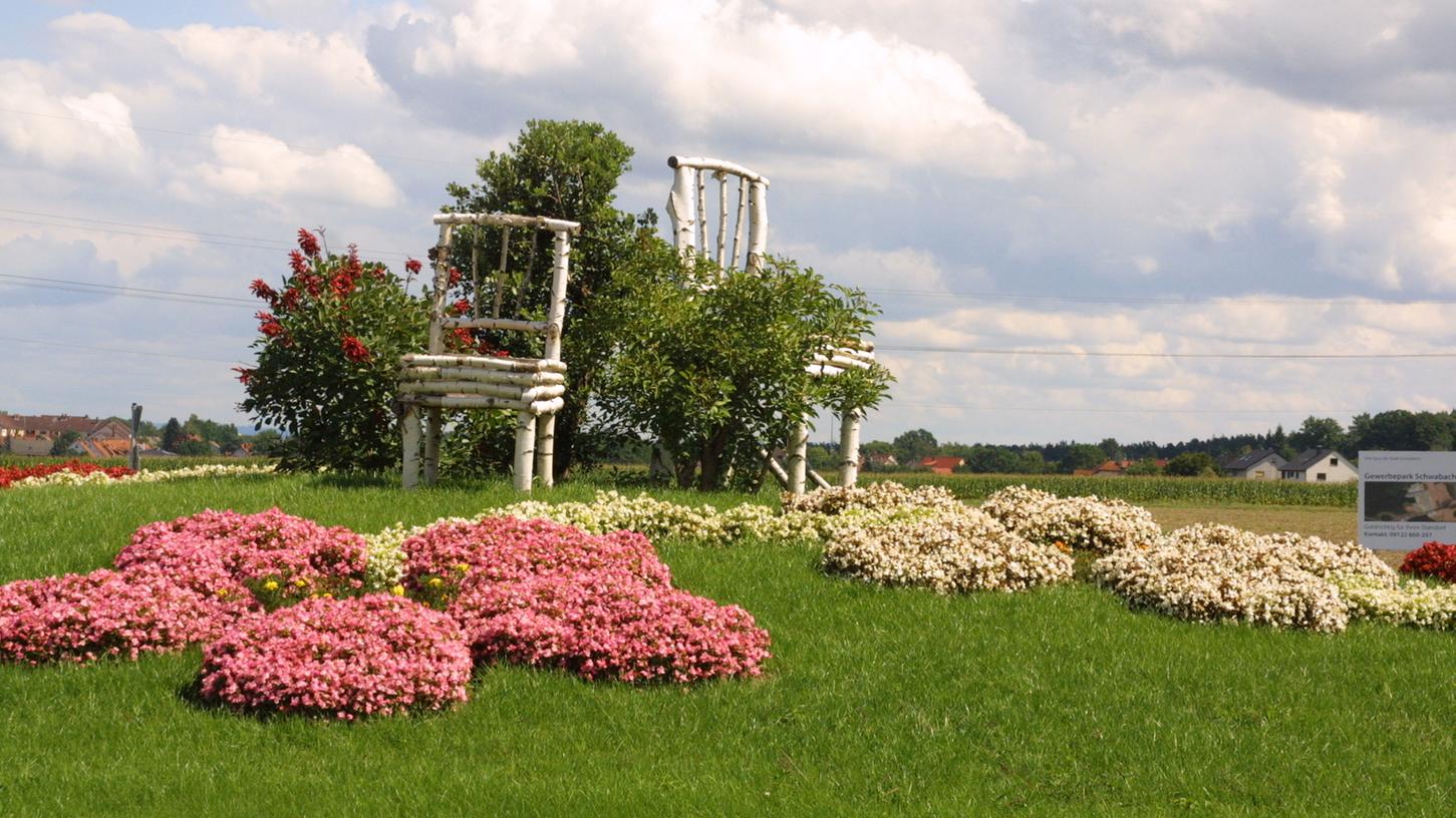 Blumen und überdimenionale Stühle von der Stadtgärtnerei schmücken den Kreisverkehr im Gewerbegebiet Schwabach-West.
