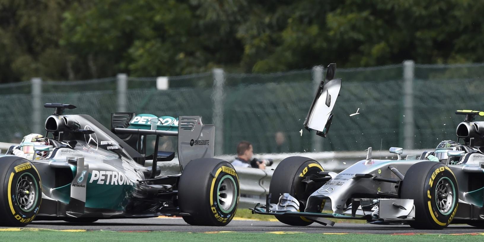 Bereits in Runde zwei beim Großen Preis von Belgien kommt es zum Eklat: Rosberg schlitzt Hamilton bei einem riskanten Überholmanöver ein Hinterrad auf.