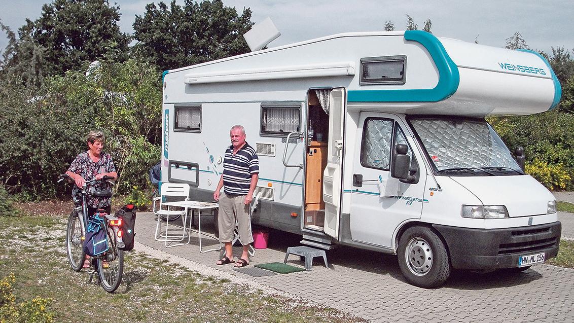 Das Ehepaar Leitner vor ihrem zweiten Zuhause: In Treuchtlingen macht man regelmäßig und gerne Station – wegen der schönen Umgebung und wegen des hervorragenden Platzes. Das Ehepaar Leitner vor ihrem zweiten Zuhause: In Treuchtlingen macht man regelmäßig und gerne Station – wegen der schönen Umgebung und wegen des hervorragenden Platzes.