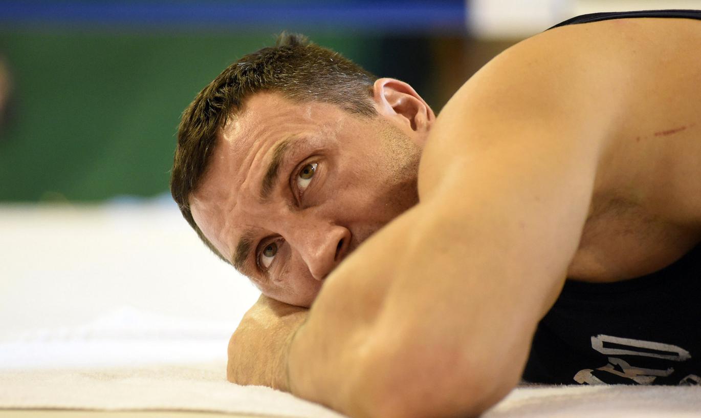 Vom linken Bizeps zu Boden gerungen: Wladimir Klitschko kann seinen WM-Titel vorerst nicht verteidigen.