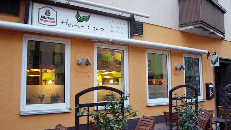 Das Restaurant Herr Lenz an der Ecke Pirckheimer Straße/ Schonhoverstraße bietet auf seiner Speisekarte Menüs aus frischen und regionalen Produkten aus dem Knoblauchsland an, die Küche arbeitet ohne jegliche Geschmacksverstärker. Auf der Karte findet der Besucher einige Menüs mit Bio-Fleisch, -Fisch und Bio-Weine.