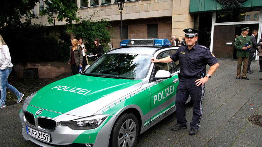 Mit Blinkleuchten und Heultönen will die Polizei in Zukunft deutlicher bei Fahrzeugkontrollen auf sich aufmerksam machen. Innenminister Herrmann stellte die neuen Features und die Ergebnisse des mehrmonatigen Probeversuchs am Dienstag in Nürnberg vor.