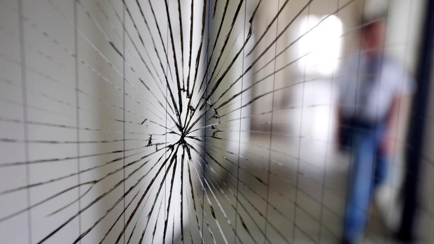 Risse in der Glasfüllung einer Innentür – das einstige "Großraumrevier" ist längst nicht mehr zeitgemäß.