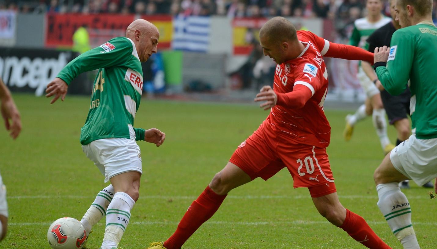 Schwerer Stand: Dani Schahin (rotes Trikot) wartet noch auf seinen Durchbruch in der Bundesliga.