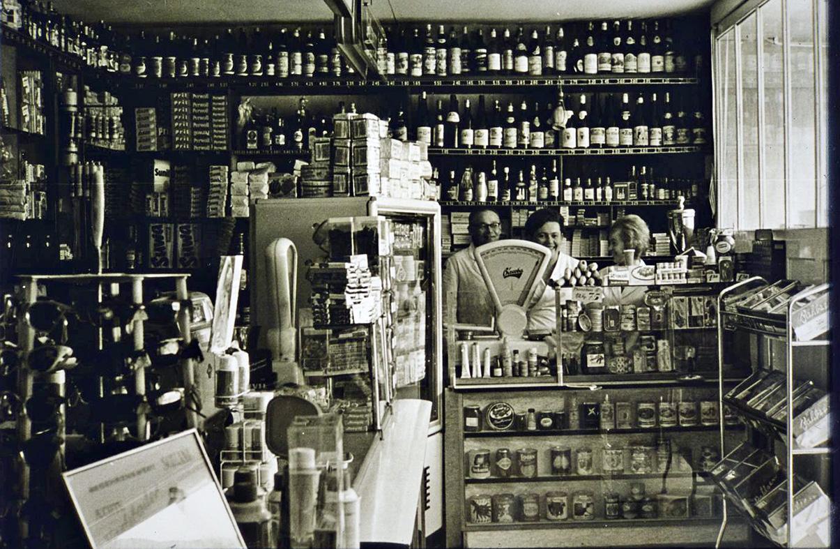 Unter dem Titel „Unbekanntes Treuchtlingen“ zeigt der Treuchtlinger Kurier in Zusammenarbeit mit dem Volkskundemuseum Fotos aus Treuchtlingen und Umgebung aus mehr als 100 Jahren. Hier ist das Drogerie- und Lebensmittelgeschäft von Karl und Erna Poujol zu sehen, die darauf zusammen mit einer Angestellten abgebildet sind. Die Drogerie wurde in den 30er Jahren des vorigen Jahrhunderts von Poujols Eltern gegründet. Damals war es noch üblich, viele Waren offen zu verkaufen, also aus großen Gebinden, zum Beispiel auch Zucker und Mehl. Auch wurden Essig und Speiseöl noch offen verkauft und erst im Ladengeschäft in die Gefäße der Kunden abgefüllt.
