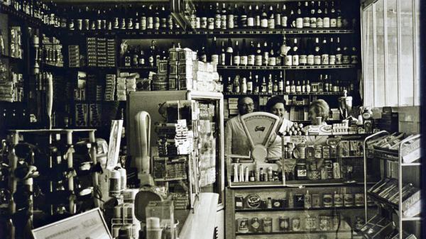 Unter dem Titel „Unbekanntes Treuchtlingen“ zeigt der Treuchtlinger Kurier in Zusammenarbeit mit dem Volkskundemuseum Fotos aus Treuchtlingen und Umgebung aus mehr als 100 Jahren. Hier ist das Drogerie- und Lebensmittelgeschäft von Karl und Erna Poujol zu sehen, die darauf zusammen mit einer Angestellten abgebildet sind. Die Drogerie wurde in den 30er Jahren des vorigen Jahrhunderts von Poujols Eltern gegründet. Damals war es noch üblich, viele Waren offen zu verkaufen, also aus großen Gebinden, zum Beispiel auch Zucker und Mehl. Auch wurden Essig und Speiseöl noch offen verkauft und erst im Ladengeschäft in die Gefäße der Kunden abgefüllt.