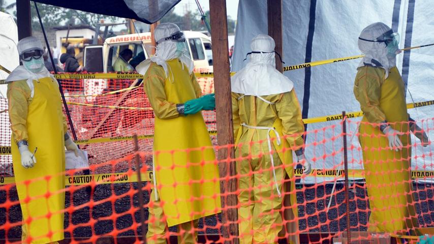 Zahlreiche Ärtze und Helfer starben an der Ebola-Epidemie oder waren ihrerseits auf Hilfe durch ihre Kollegen angewiesen. Die Weltgesundheitsorganisation (WHO) berichtet am 26. August von einer beispiellosen Infektionsrate unter Ebola-Helfern.