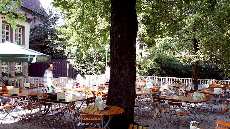 Der "Stadtbiergarten Kettensteg" ist ein kleines Nürnberger Paradies. An der Pegnitz gelegen, mit großen Bäumen und Flussblick, wähnt sich der Gast gar nicht mehr inmitten der Stadt. Das Bier kommt größtenteils aus der Nachbarstadt und die Brotzeit von zu Hause. Mitbringen erlaubt.