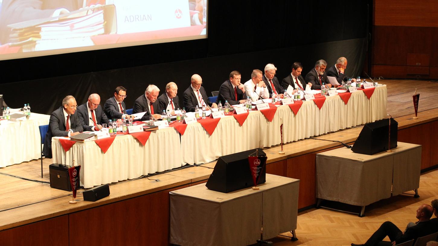 Bei der Außerordentlichen Jahreshauptversammlung am 23. Juni 2014 präsentierten sich Vorstand und Aufsichtsrat noch geschlossen.