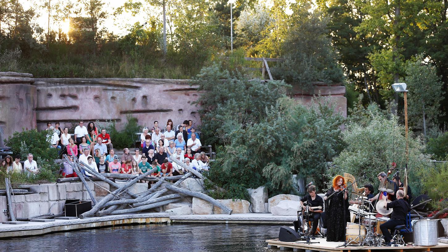 Zum Benefiz-Konzert des Martina-Eisenbach-Quartetts kamen viele Gäste, um die Atmosphäre zu genießen. Doch unabhängig von dem Abend hatte sich der Tiergarten eine größere Zugkraft von der Delfinlagune erwartet. 