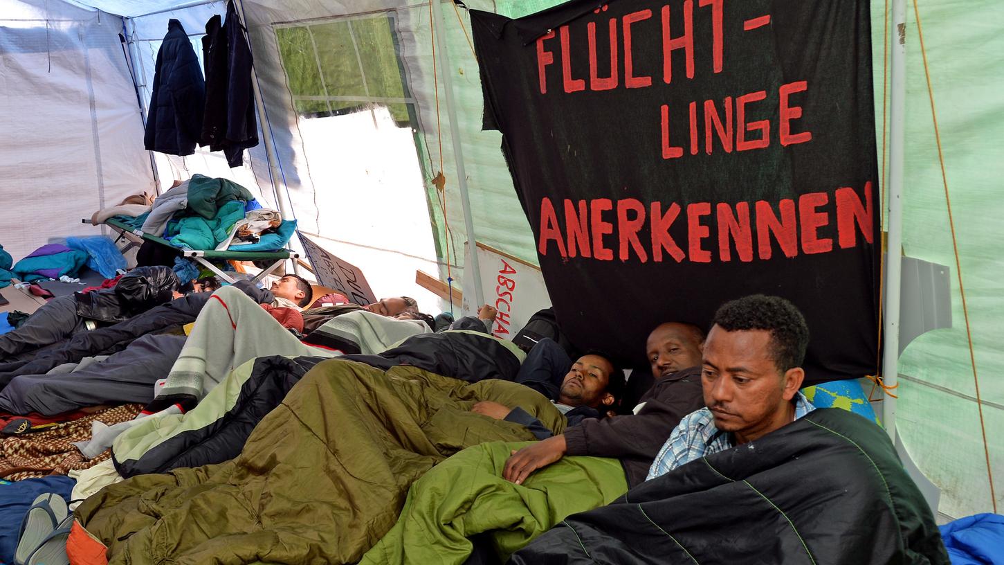 Die Flüchtlinge brechen ihr Zelt am Nürnberger Hallplatz ab