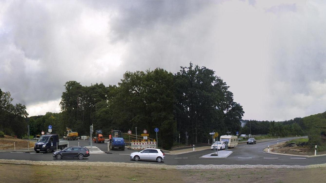 Die Fotomontage zeigt den neu geöffneten Kreisverkehr in Kleinschwarzenlohe.