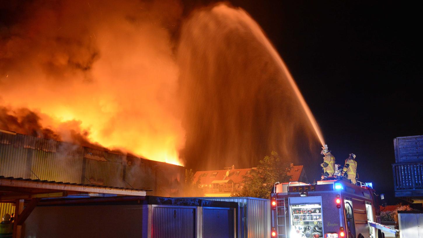 Lagerhallen-Brand in Fürth: Einsatz dauerte eineinhalb Tage
