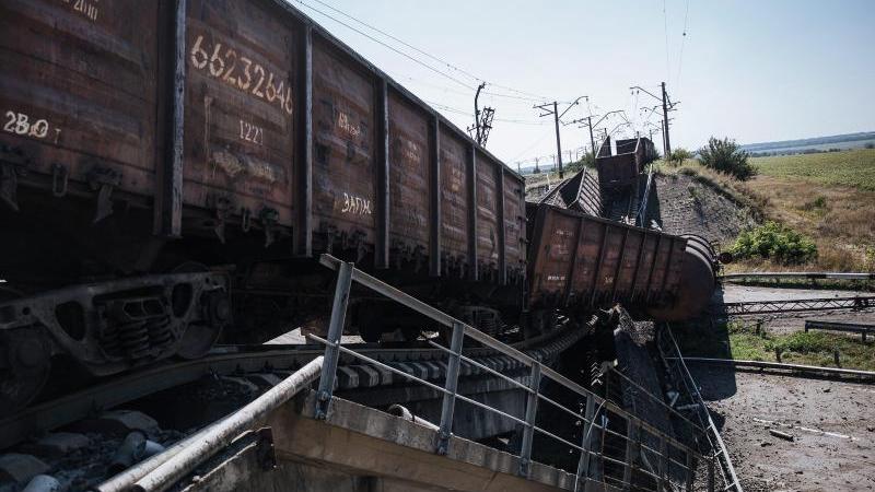 Eine gesprengte Eisenbahnbrücke zwischen Charkiw und Donezk: Die selbsternannten Republiken im Osten der Ukraine haben einen immensen Subventionsbedarf, den Putins Russland irgendwie ausgleichen muss. Das wird nicht einfach werden.