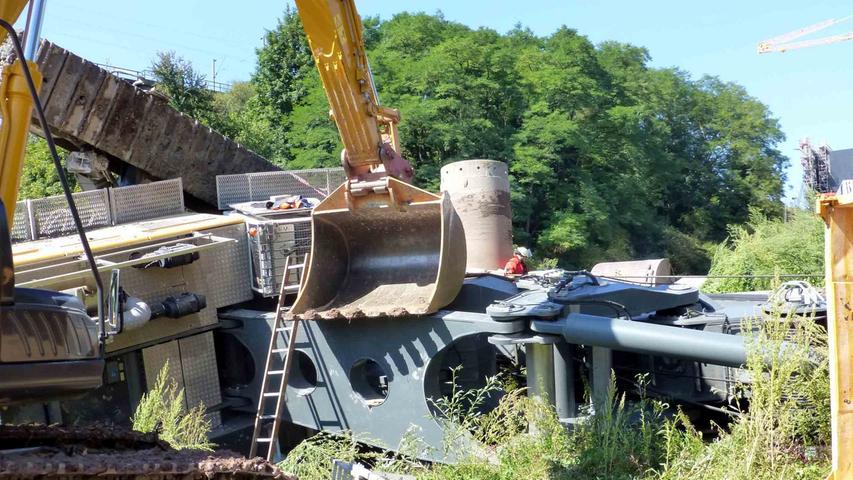 Schwerer Unfall bei Emskirchen: 180 Tonnen Bohrmaschine kippt um