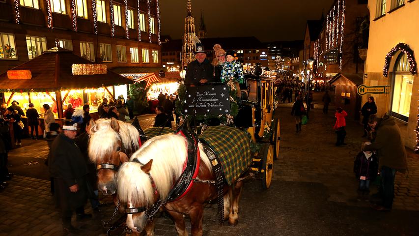 Sobald die historische Postkutsche um die Ecke kommt, recken alle Besucher gespannt ihre Köpfe nach den Pferden. Stilvoll geht es durch die festliche Stadt, vorbei an Nürnbergs Sehenswürdigkeiten während der Postillion Weihnachtslieder auf der Trompete spielt.