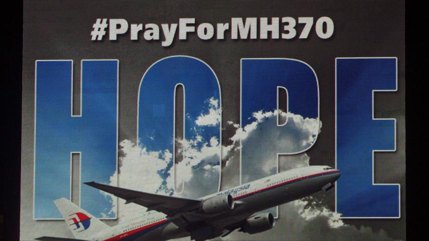 Das Verschwinden von Flug MH370 im März 2014 gehört zu den größten Rätseln der Luftfahrtgeschichte - der kanadische Experte Larry Vance glaubt, es gelöst zu haben.  Der Absturzermittler behauptet, dass der Pilot der Malaysia Airlines das Flugzeug mit Absicht ins Meer steuerte: ein Suizid also, bei dem er 238 Menschen mit in den Tod riss. Er kommt zu dem Schluss, dass der Pilot die Boeing einigermaßen kontrolliert, fast wie bei einer normalen Landung, aufs Wasser setzte und untergehen ließ.