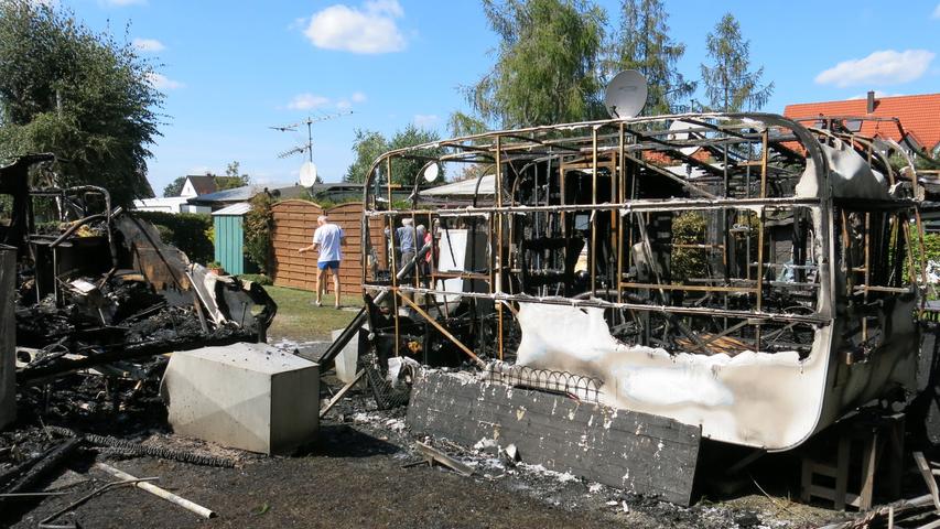 Zwei weitere Wohnwagen wurden durch das Feuer beschädigt.