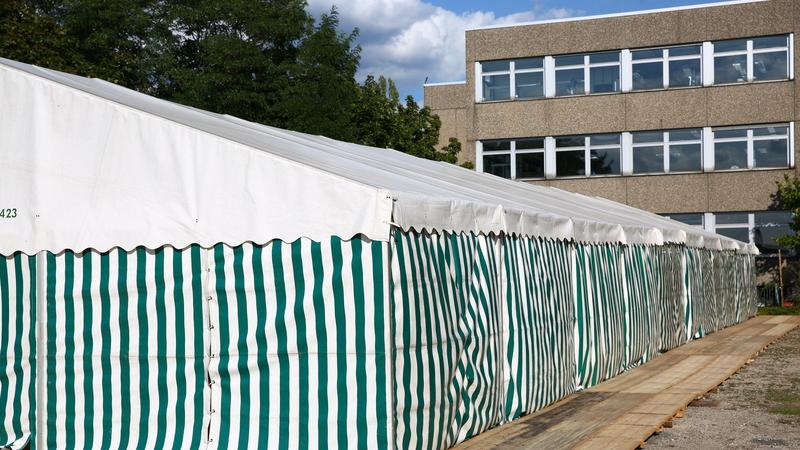 Die Zelte für Flüchtlinge an der Deutschherrnstraße werden abgebaut.
