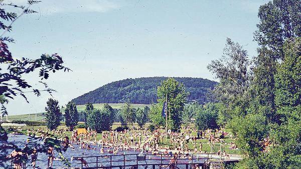 Dieses Bild zeigt das ehemalige Altmühlbad Anfang der 1970er Jahre. Im „kollektiven Gedächtnis“ hat sich unter anderem die Geschichte von der „toten Sau“ erhalten, die in den 1960er Jahren einmal die Altmühl hinuntergetrieben und im Freiband gelandet sein muss. Das hat die Leute damals aber nicht vom Baden abgehalten. Es war eher ein Objekt allgemeiner Belustigung. Der Eintritt kostete in den 1960er Jahren 20 Pfennig, die Zehnerkarte eine Mark. Aber bei Weitem nicht alle zahlten, denn von der Elkan-Naumburg-Straße aus konnte man oberhalb in den Fluss springen und ins Bad hineinschwimmen. Später verhinderte dies ein Stacheldrahtverhau auf Höhe der heutigen Promenadenbrücke. 1974 wurde das Bad vom Gesundheitsamt geschlossen. Kurz darauf entstanden das Wellenbad und später die Altmühltherme mit dem heutigen Freibad. Zur kompletten Geschichte des Flussbads geht es hier.