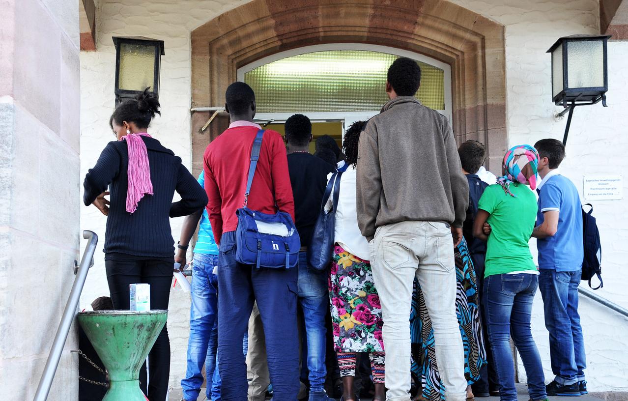 In der Zentralen Aufnahmestelle für Flüchtlinge in Zirndorf herrschen derzeit unmenschliche Zustände. In der Zentralen Aufnahmestelle für Flüchtlinge in Zirndorf herrschen derzeit unmenschliche Zustände.
