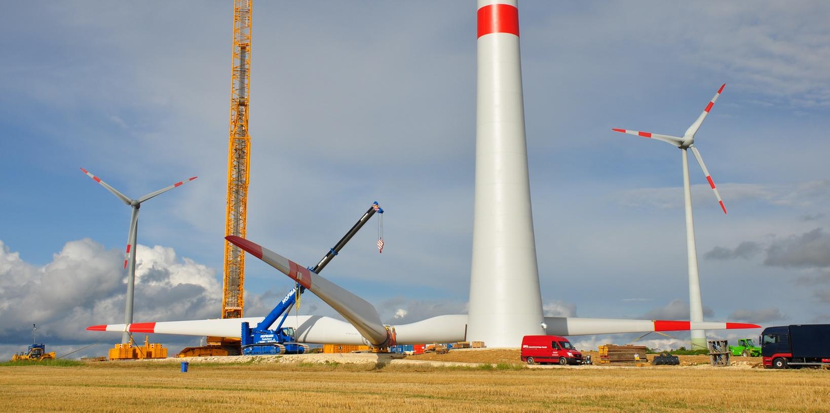 Der Windpark auf dem Jura wächst weiter. In wenigen Wochen sollen die vier neuen Anlagen fertiggestellt sein.